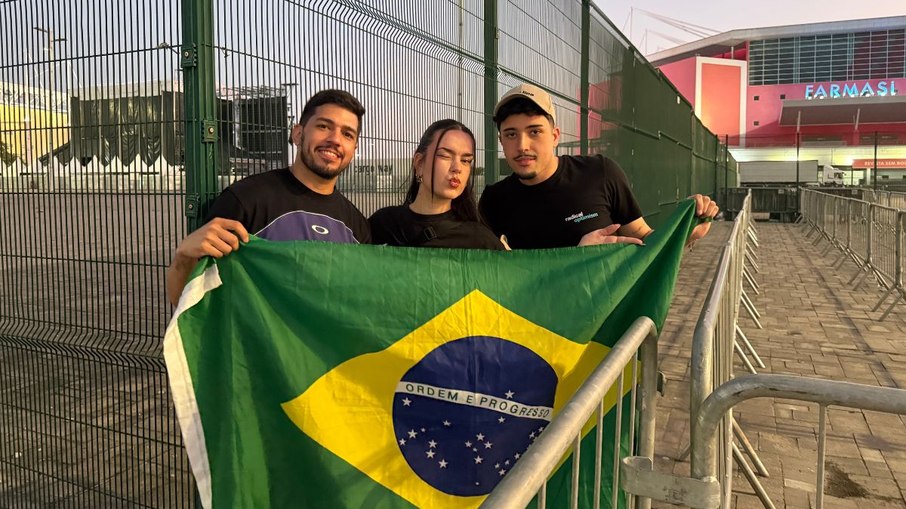 Dua Lipa conquista o Rio antes mesmo do show com simpatia, carisma e encontros pela cidade
