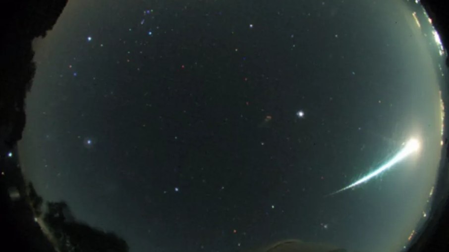 Passagem de meteoro é registrada pelo céu de Brazópolis, em Minas Gerais
