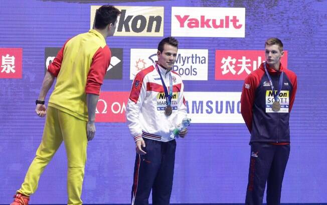 Chinês Sun Yang discute com o britânico Duncan Scott no pódio do Mundial de natação