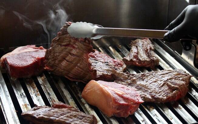 Carne congelada dá um bom churrasco, desde que alguns processos sejam feitos da forma correta