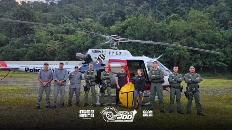 Helicóptero da PM resgata casal em trilha na serra de Cubatão