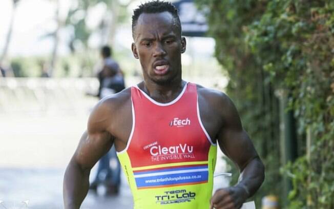 O triatleta sul-africano Mhlengi Gwala foi atacado por três homens enquanto treinava e teve as pernas cortadas