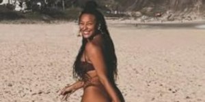 Sheron Menezzes surge de biquíni no Rio e renova bronzeado