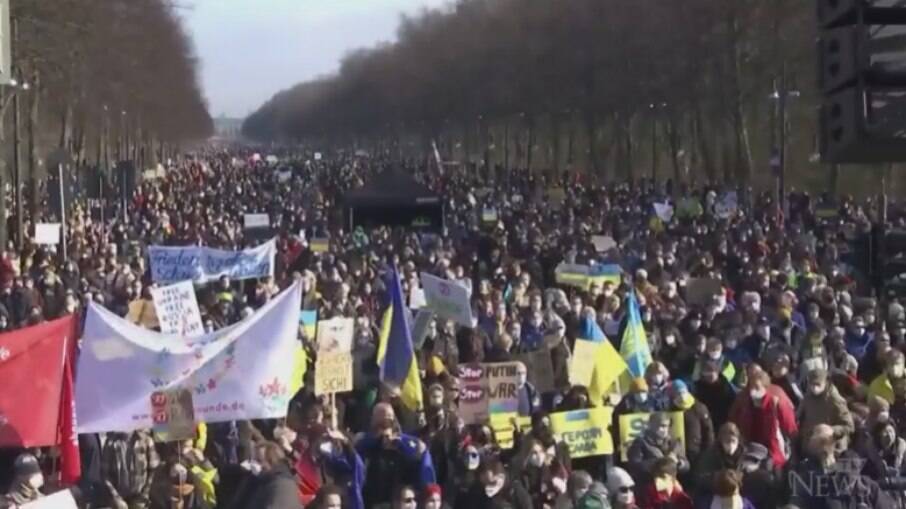 Protesto em Berlim contra a invasão da Ucrânia