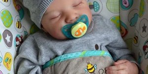 Homem agride bebê de quatro meses após confundi-lo com "reborn"