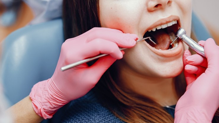 Estilo de vida dos adolescentes aumenta risco de cáries