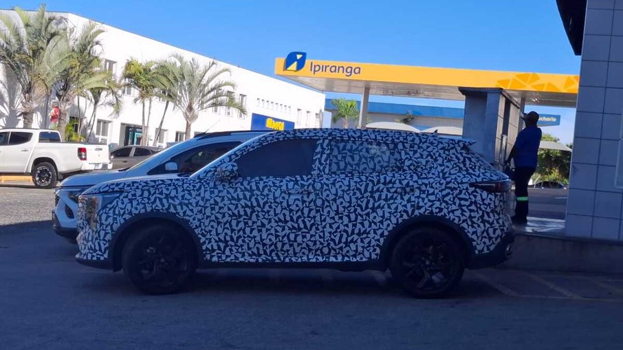 SUV médio foi visto em Campinas com carroceria camuflada e proporções próximas da versão de produção