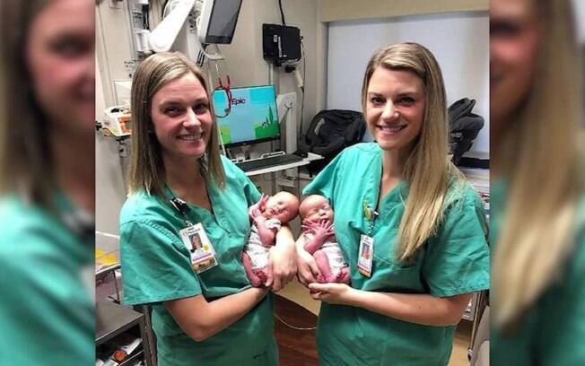 Os pais das meninas receberam as bebês recém-nascidas das mãos das enfermeiras gêmeas idênticas