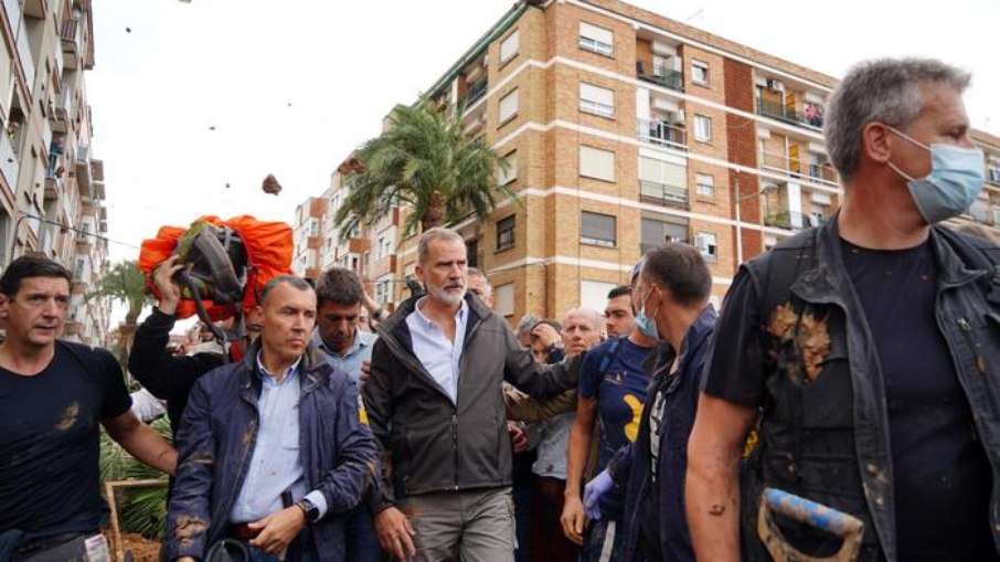 Filipe VI, rei da Espanha, em visita a Paiporta