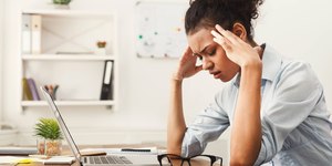 Uso excessivo de telas eleva em 37% risco de enxaqueca, aponta estudo