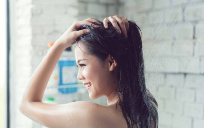Se você quer ter um cabelo com volume, evite condicionadores e outros produtos que podem deixar seus fios pesados