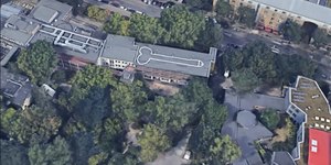 Vandalismo: autoridades tentam cobrir pênis no teto de escola