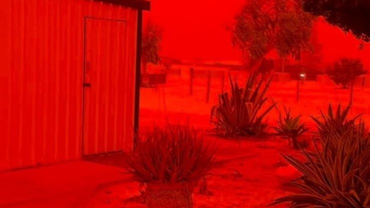 Ciclone Narelle deixa céu em “vermelho sangue” na Austrália