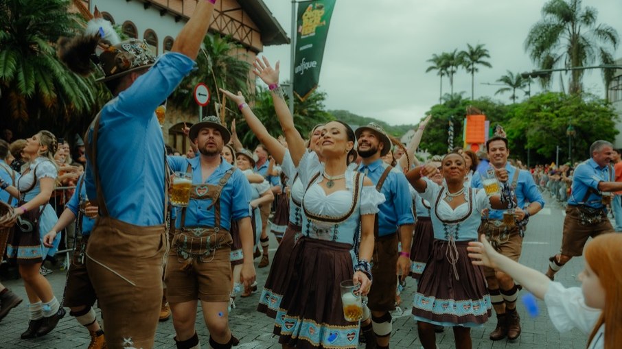 Pessoas desfilando caracterizadas na Oktoberfest 2023