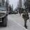 Soldados em uniformes sem identificação montam guarda nos arredores de Sevastopol, na ucraniana Crimeia. Foto: AP