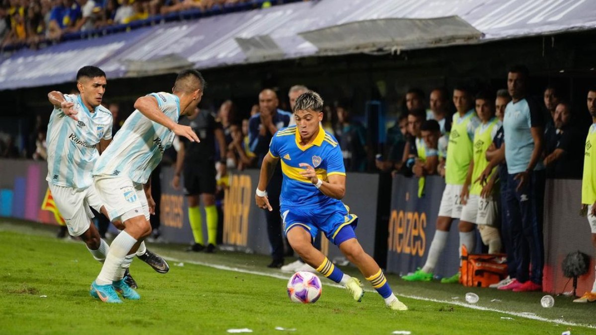 Exequiel Zeballos, atacante do Boca Juniros, está fora da final da Libertadores contra o Fluminense