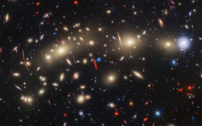 Nova foto de aglomerado de galáxias revela objetos transientes