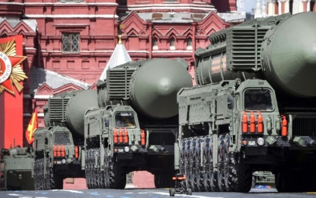Lançadores de mísseis balísticos intercontinentais russos Yars exibidos durante desfile na Praça Vermelha