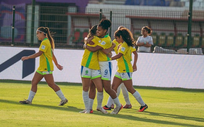 Greise Kelly corre para comemorar um de seus gols diante do Canadá Greise Kelly corre para comemorar um de seus gols diante do Canadá