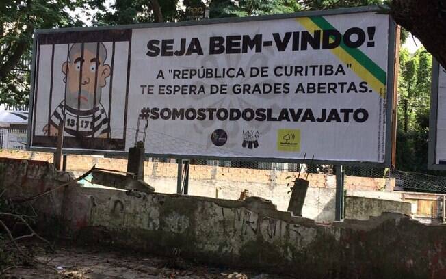 Resultado de imagem para outdoors lula em curitiba
