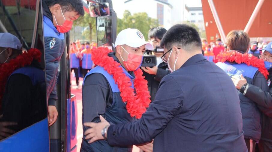 Treinador de goleiros guarulhense Iago Rocha sendo recepcionado pelo clube chinês. Treinador de goleiros guarulhense Iago Rocha sendo recepcionado pelo clube chinês.