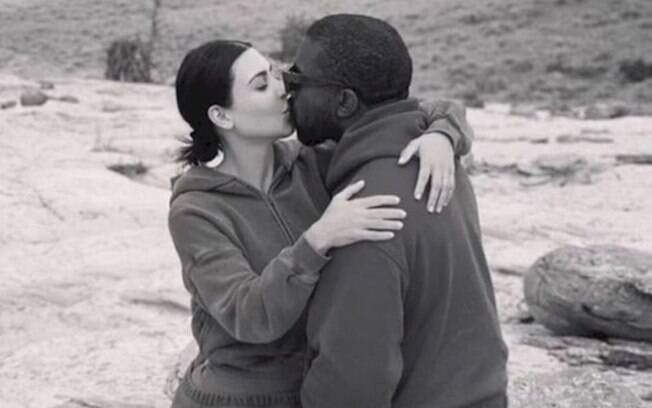 Kanye West posta foto beijando Kim Kardashian