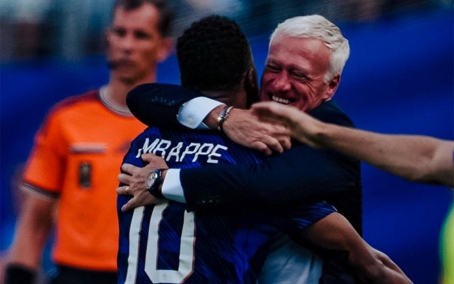 Mbappé homenageando Deschamps