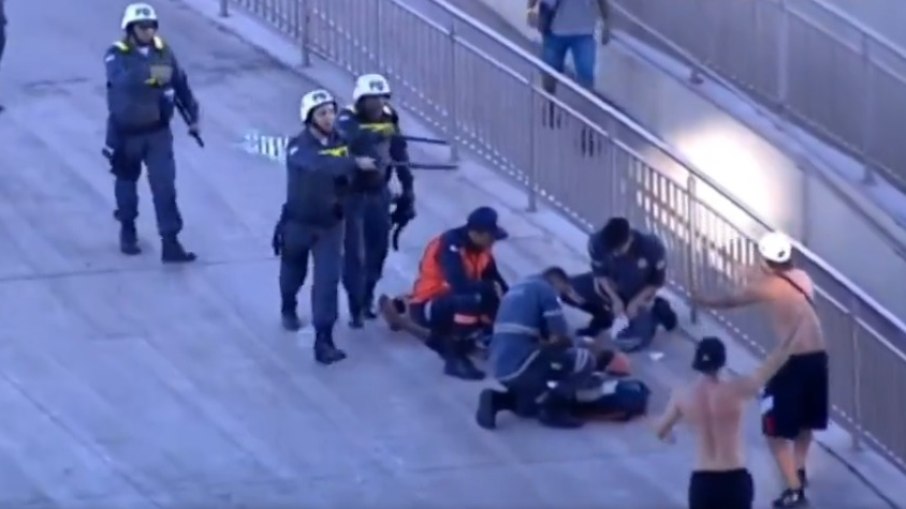 Confusão entre torcidas do Fluminense e Atlético-MG termina com torcedor hospitalizado