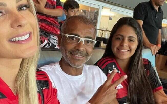 Romário acompanhou a partida ao lado da namorada e da filha