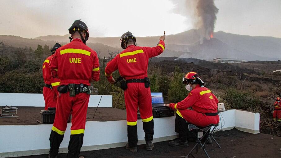 Bombeiros de La Palma trabalham durante erupção do Cumbre Vieja