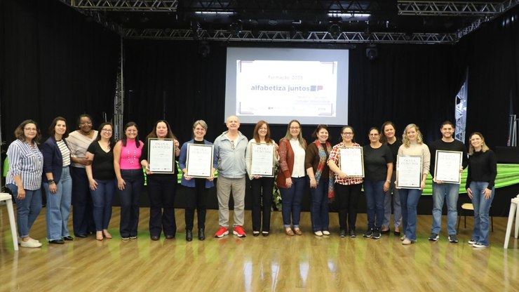 Escolas de Louveira recebem prêmio do Programa Alfabetiza Juntos