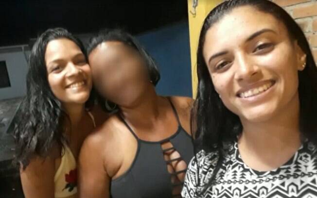 Daniela (esquerda) é acusada de ter realizado assalto, mas Danielle (direita) é quem foi presa