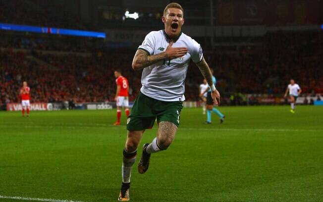 James McClean corre para comemorar gol que garantiu a Irlanda na repescagem para a Copa de 2018