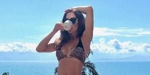 Ana Paula Padrão renova bronzeado em clique de biquíni