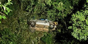 RS: Motorista escapa com vida após queda de 25 metros