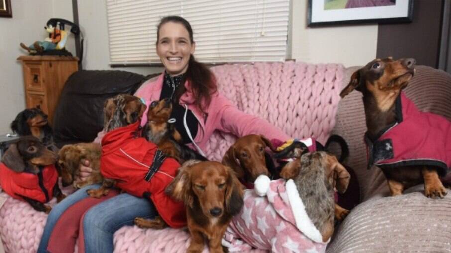 Claire com alguns dos cachorros