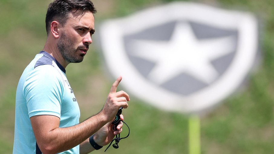 Davide Ancelotti comanda treino do Botafogo no Espaço Lonier