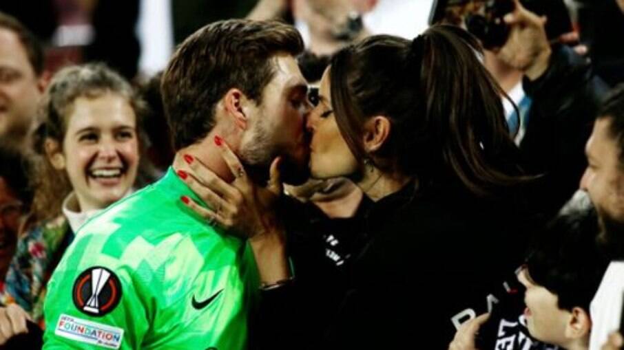 Izabel Goulart e Kevin Trapp viralizaram na web após o beijo depois da partida contra o Barcelona