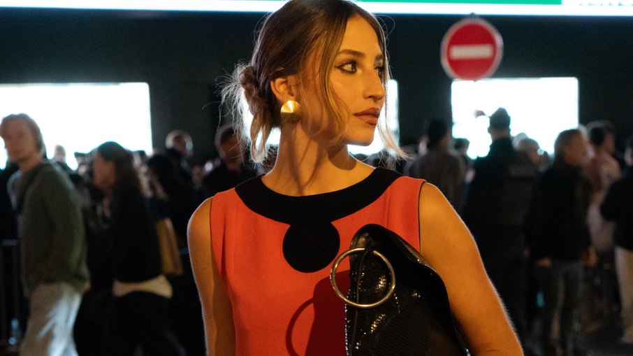 Influenciadora brasileira que vive em Paris prestigia desfile que encerrou a temporada fall winter 2026 da Fashion Week