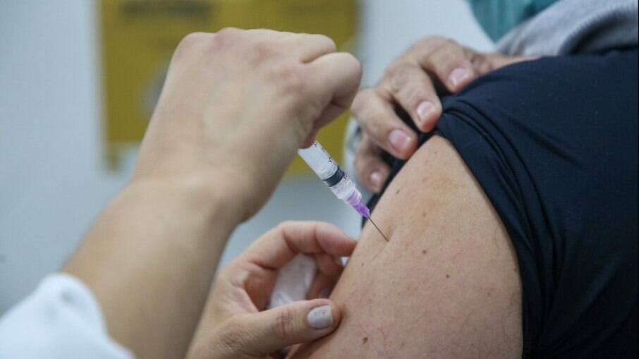 Mais de 50% dos municípios deram início à vacinação por faixa etária