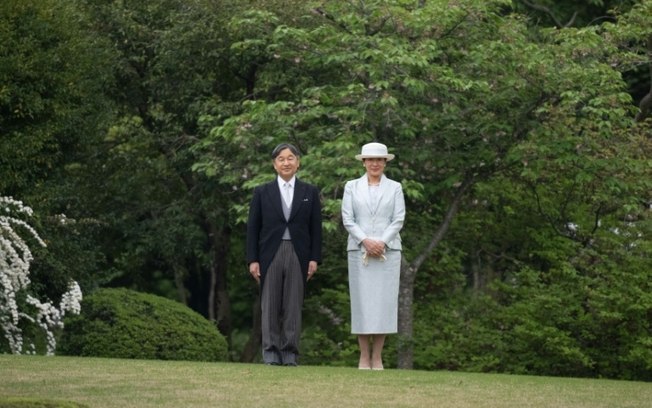 (Arquivo) O imperador do Japão Naruhito e a imperatriz Masako participam da festa de primavera no jardim imperial do Palácio Akasaka em Tóquio, em 23 de abril de 2024