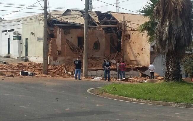 Uma quadrilha fortemente armada invadiu uma empresa de transporte de valores de Uberaba, em Minas Gerais