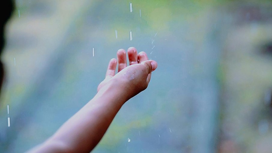 Mão estendida para a chuva Mão estendida para a chuva