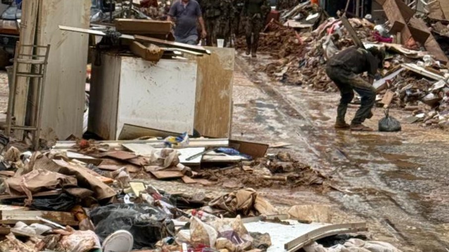 Calçadão de Ubá após a água começar a abaixar e os comerciantes tentarem recuperar as lojas Calçadão de Ubá após a água começar a abaixar e os comerciantes tentarem recuperar as lojas