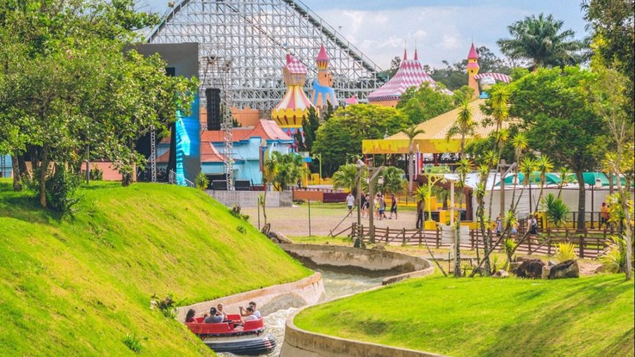 Maior montanha-russa de madeira da América Latina é uma das atrações do Hopi Hari Maior montanha-russa de madeira da América Latina é uma das atrações do Hopi Hari