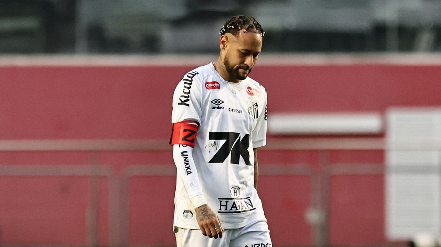 Neymar deixou o campo em lágrimas