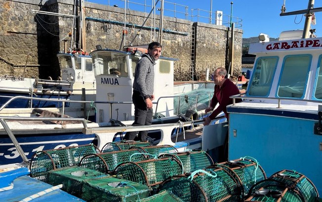 Unai Eizaguirre, pescador de enguias há 30 anos, prepara o equipamento com um colega no País Basco Unai Eizaguirre, pescador de enguias há 30 anos, prepara o equipamento com um colega no País Basco