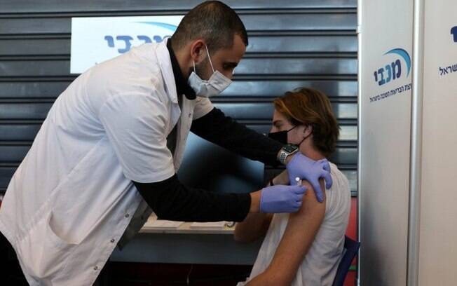 Israel tem maior taxa de vacinação do mundo: 5 milhões já receberam duas doses, o que correspondente a 52% da população