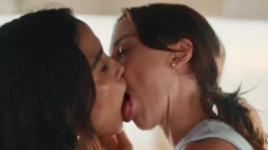 Alice Wegmann e Nanda Costta conquistam fãs com romance em série da Netflix Alice Wegmann e Nanda Costta conquistam fãs com romance em série da Netflix