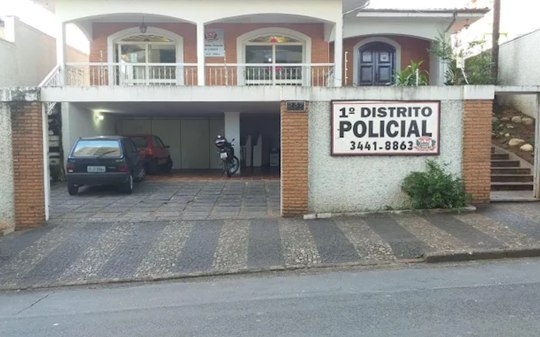 Sem estrutura, funcionários de delegacia usam balde como banheiro